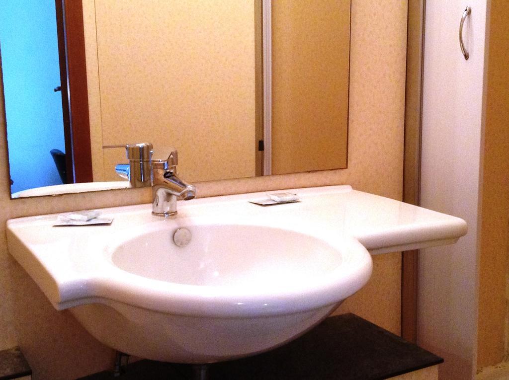 Hotel Bernheof Genua Zimmer foto
