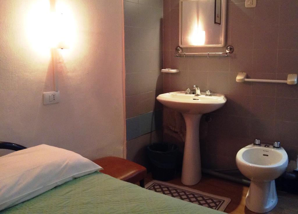 Hotel Bernheof Genua Zimmer foto