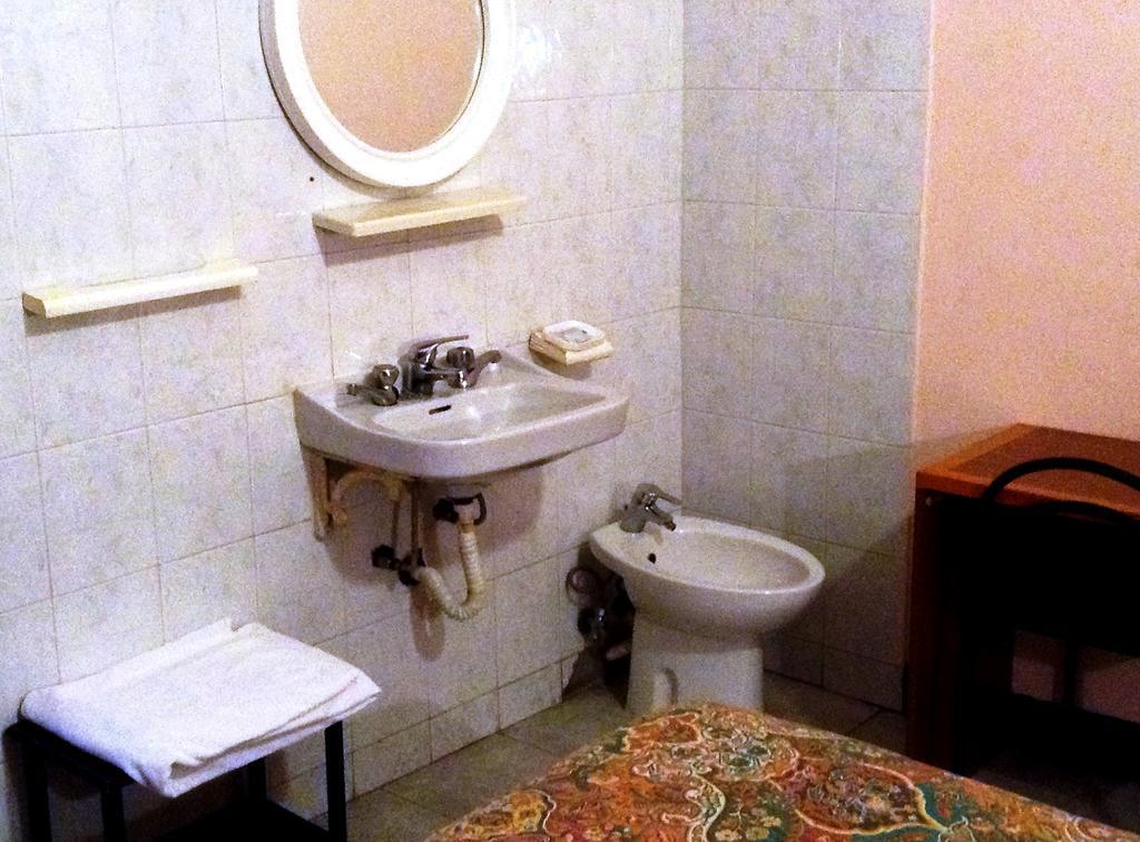 Hotel Bernheof Genua Zimmer foto